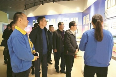 貴州省黔東南州委常委、榕江縣縣委書(shū)記賀代宏一行到公司參觀學(xué)習(xí)考察