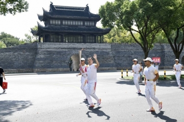 笑臉與熱情刷屏！這名火炬手是景興人！